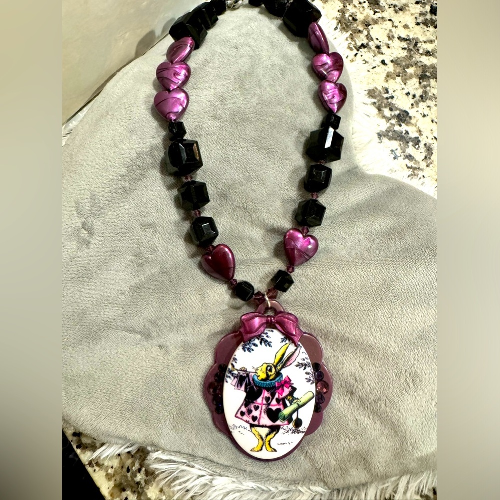 ❤️♣️Brand New (Never worn) Tarina Tarantino **Alice in Wonderland** Necklace♠️♥️